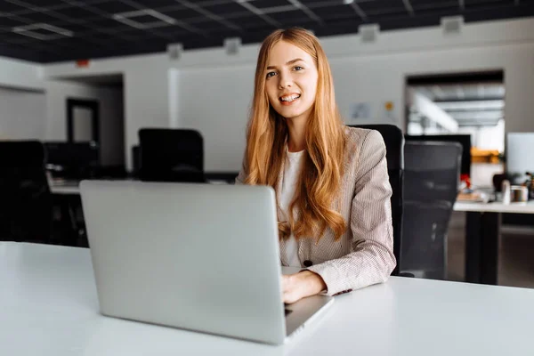 Geschäftsfrau Sitzt Mit Laptop Tisch Büro Geschäftskonzept — Stockfoto