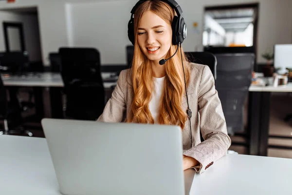 Junge Bedienerin Headset Arbeitet Während Sie Tisch Sitzt Benutzt Laptop — Stockfoto