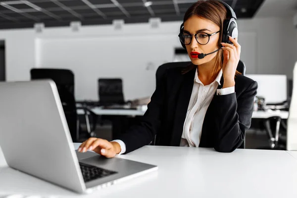 Freundliche Callcenter Agentin Mit Headset Arbeitet Support Hotline Büro — Stockfoto