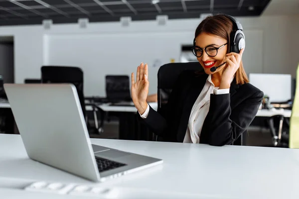 Freundliche Callcenter Agentin Mit Headset Arbeitet Support Hotline Büro — Stockfoto