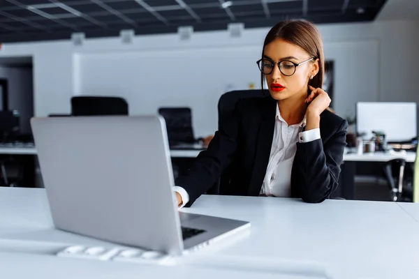 Attraktive Junge Geschäftsfrau Arbeitet Mit Laptop Ihrem Büro Geschäftskonzept — Stockfoto