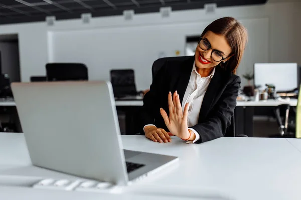 Junge Geschäftsfrau Die Tisch Büro Sitzt Leitet Eine Videokonferenz Einen — Stockfoto