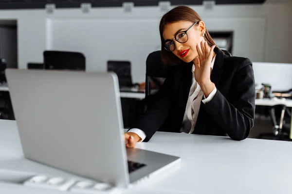 Joven Mujer Negocios Sentada Mesa Oficina Dirige Una Videoconferencia Una —  Fotos de Stock