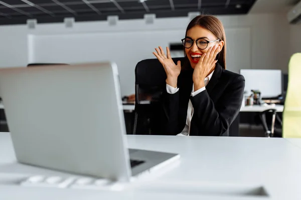 Attraktive Junge Geschäftsfrau Arbeitet Mit Laptop Ihrem Büro Geschäftskonzept — Stockfoto