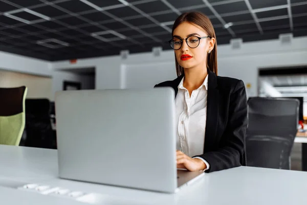 Attraktive Junge Geschäftsfrau Arbeitet Mit Laptop Ihrem Büro — Stockfoto