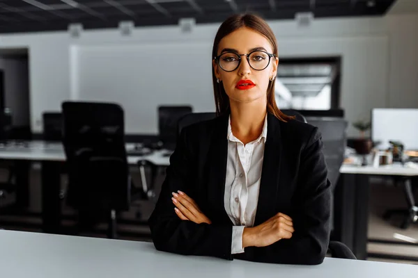 Attraktive Junge Geschäftsfrau Sitzt Arbeitstisch Büro Geschäft Erfolgskonzept — Stockfoto