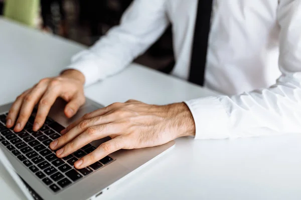 Primer Plano Foto Manos Masculinas Escribiendo Teclado Lugar Trabajo Interior — Foto de Stock