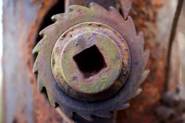 生锈的老齿轮腐蚀的金属机械作弊轮子 — 图库照片