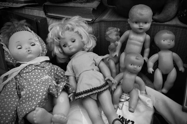 Staré Panenky Dětské Hračky Opuštěné Dolly Thrift Shop Přináší Nostalgické — Stock fotografie