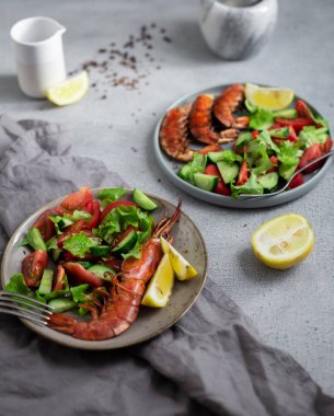 ızgara karides ve taze salata tabağı