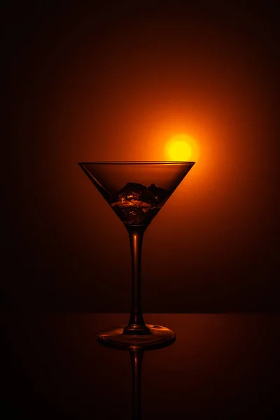 Verre Martini Avec Glace Cocktail Lumière Rouge — Photo