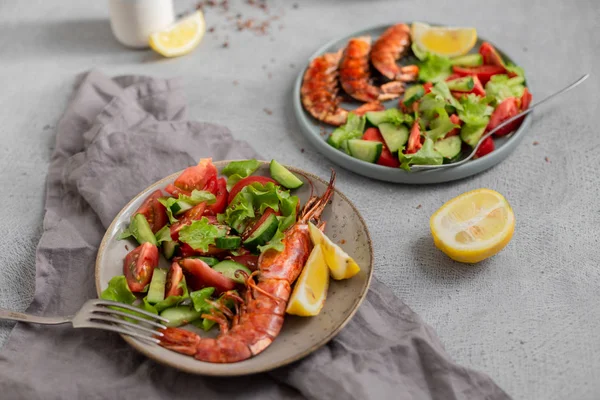 ızgara karides ve taze salata tabağı