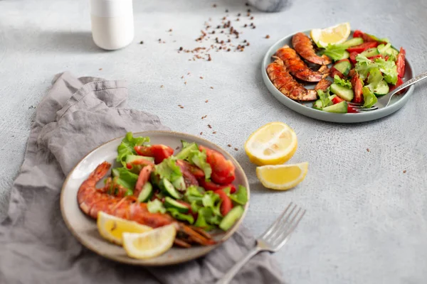 ızgara karides ve taze salata tabağı