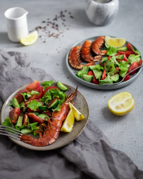 ızgara karides ve taze salata tabağı