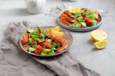 ızgara karides ve taze salata tabağı