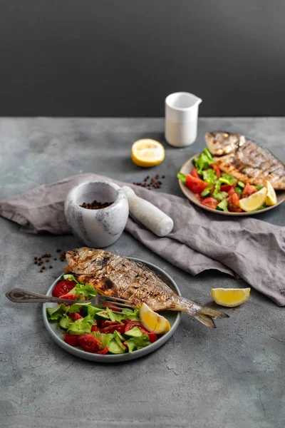 ızgara balık dorado ve taze salata tabağı