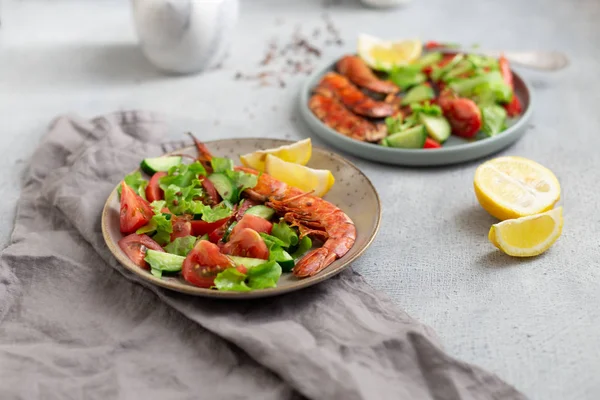 ızgara karides ve taze salata tabağı