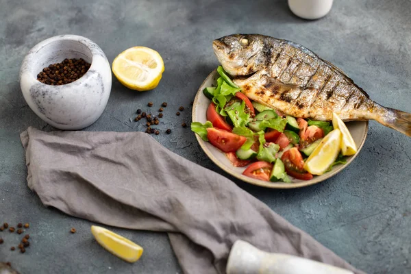 Izgara balık dorado, taze salata ve limon