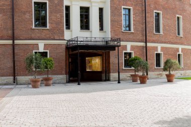 yüksek pencerelerile tuğla giriş, eski Avrupa binası