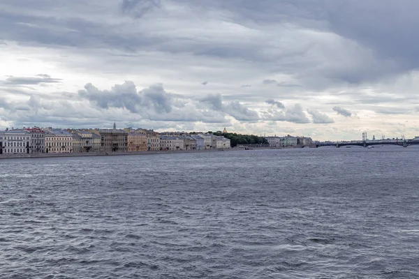 St Petersburg, gökyüzü bulutu ve Neva nehri için köprüden görünümü 