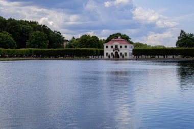 göl kenarında eski konak, 19.