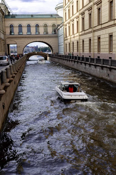 nehirler ve kanallar ile eski Avrupa kenti, kanal yelkenli tekne