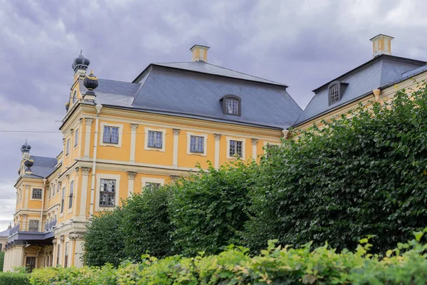 Menshikov Sarayı, Avrupa tarzında eski konak evi