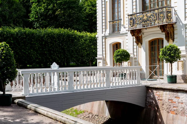 Avrupa tarzında eski konak ev, hendek üzerinde köprü