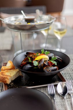 restoranda beyaz şarap ile taze deniz ürünleri 