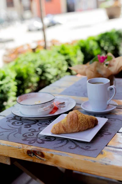 Desayuno Verano Terraza Cafetería Gachas Croissant Café — Foto de Stock