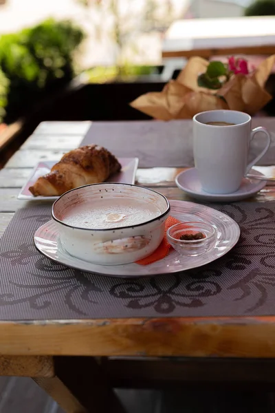 kafe terasında yaz kahvaltısı, yulaf lapası, kruvasan ve kahve