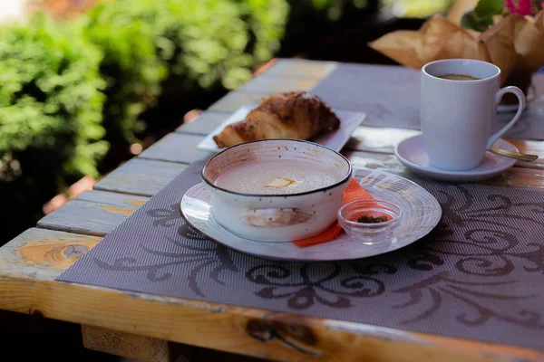 kafe terasında yaz kahvaltısı, yulaf lapası, kruvasan ve kahve