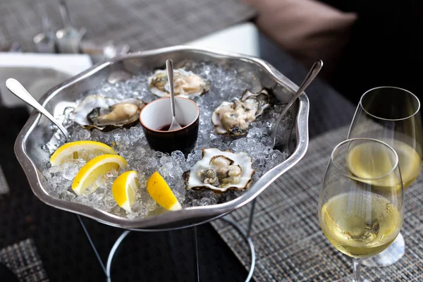 restoranda beyaz şarap ile taze deniz ürünleri 