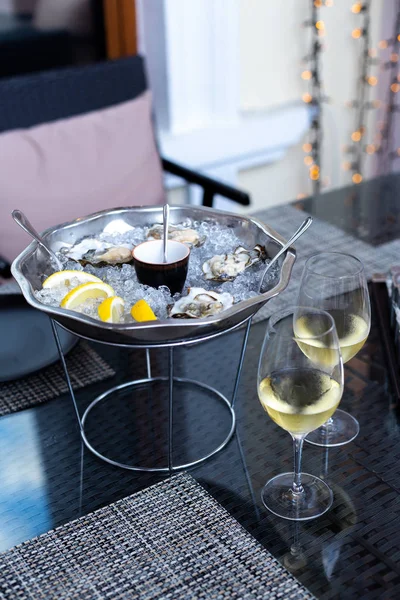 restoranda beyaz şarap ile taze deniz ürünleri 