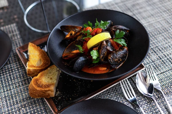 restoranda beyaz şarap ile taze deniz ürünleri 