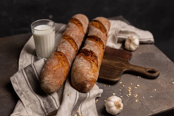 Kahvaltı taze ekmek, cam süt