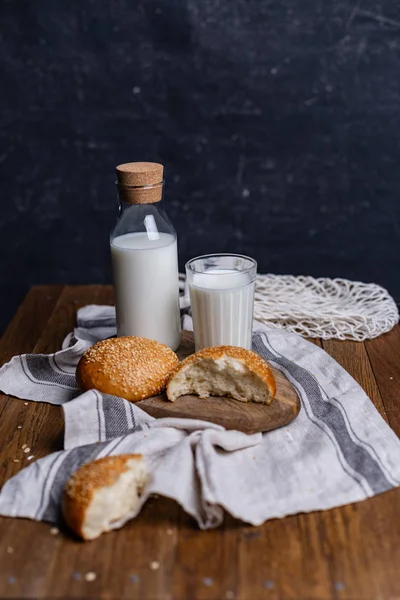 Kahvaltı taze ekmek, cam süt