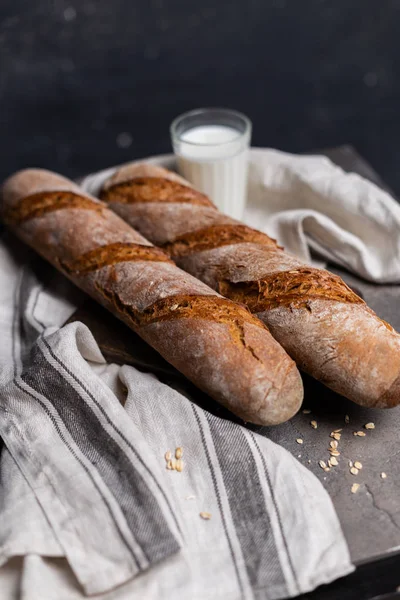 Kahvaltı taze ekmek, cam süt