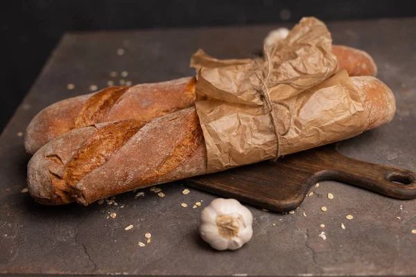 Kahvaltı taze ekmek, cam süt