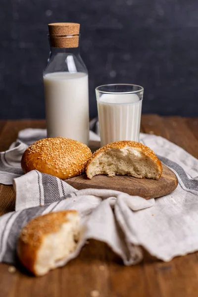 Kahvaltı taze ekmek, cam süt