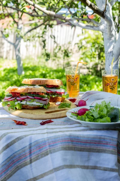 Açık Öğle Yemeği, sandviç, salata ve buz çayı, Vintage gözlük