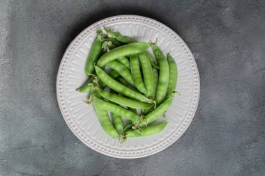 taze yeşil bezelye, seramik beyaz plaka