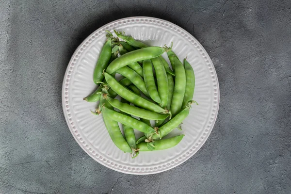 taze yeşil bezelye, seramik beyaz plaka