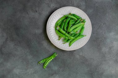taze yeşil bezelye, seramik beyaz plaka