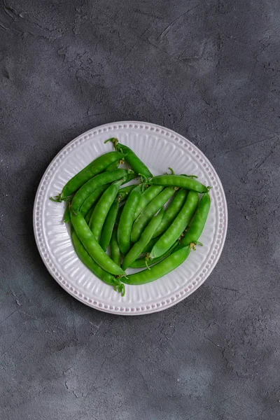 taze yeşil bezelye, seramik beyaz plaka