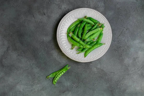 taze yeşil bezelye, seramik beyaz plaka