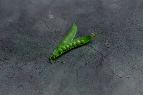 taze yeşil bezelye, seramik beyaz plaka