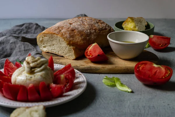burrata peynir ve pembe domates, zeytinyağı soyunma ve balsamik, taze ciabatta ve zeytinyağı ile Caprese