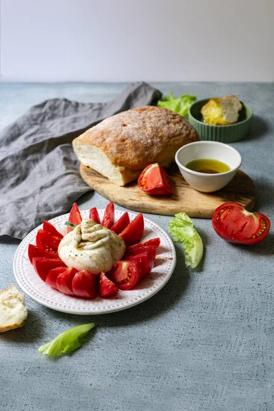 burrata peynir ve pembe domates, zeytinyağı soyunma ve balsamik, taze ciabatta ve zeytinyağı ile Caprese