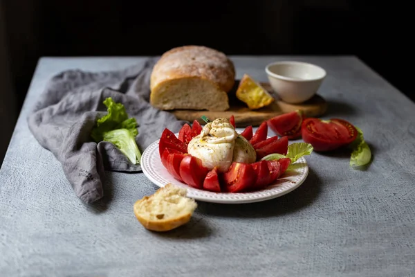 burrata peynir ve pembe domates, zeytinyağı soyunma ve balsamik, taze ciabatta ve zeytinyağı ile Caprese